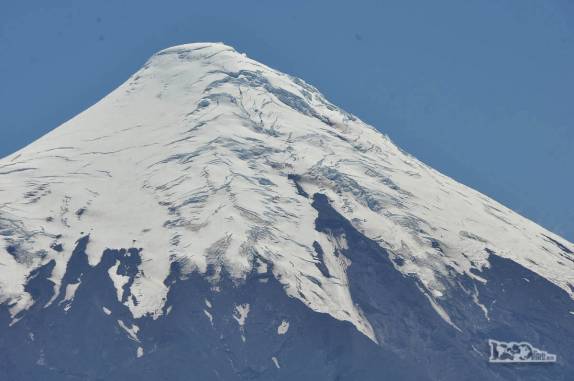O cume nevado do vulcão Osorno, na região de Puerto Varas, no sul do Chile